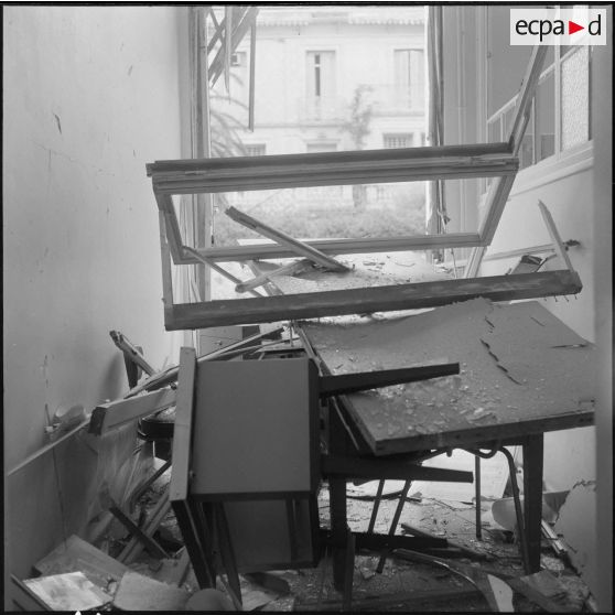 Alger. Attentat au plastic par l'OAS (Organisation armée secrète) au rectorat le 15 avril 1962.