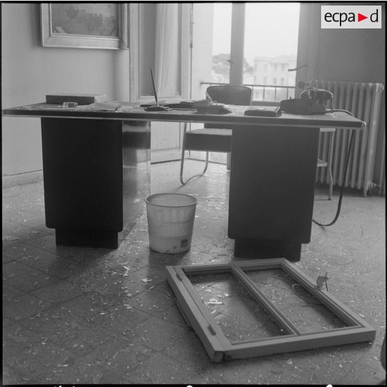 Alger. Attentat au plastic par l'OAS (Organisation armée secrète) au rectorat le 15 avril 1962.