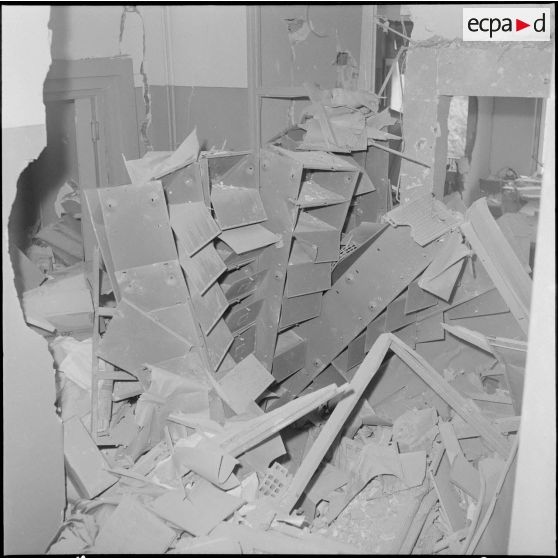 Alger. Attentat au plastic par l'OAS (Organisation armée secrète) au rectorat le 15 avril 1962.