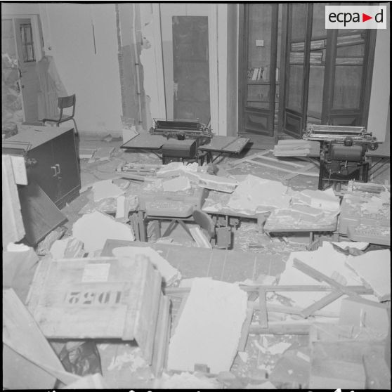 Alger. Attentat au plastic par l'OAS (Organisation armée secrète) au rectorat le 15 avril 1962.
