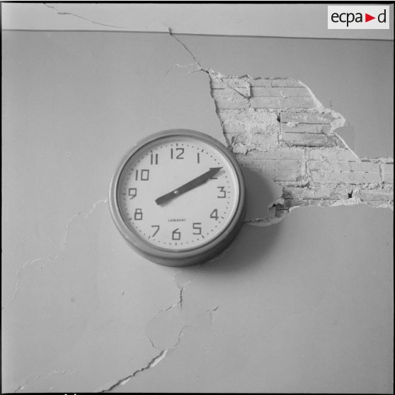 Alger. Attentat au plastic par l'OAS (Organisation armée secrète) au rectorat le 15 avril 1962.