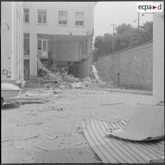 Alger. Attentat au plastic par l'OAS (Organisation armée secrète) au rectorat le 15 avril 1962.