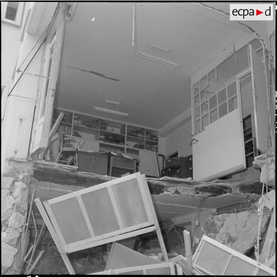 Alger. Attentat au plastic par l'OAS (Organisation armée secrète) au rectorat le 15 avril 1962.