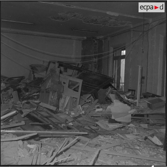 Alger. Attentat au plastic au journal d'Alger par l'OAS (Organisation armée secrète).