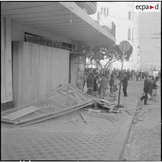 Alger. Attentat au plastic au journal d'Alger par l'OAS (Organisation armée secrète).