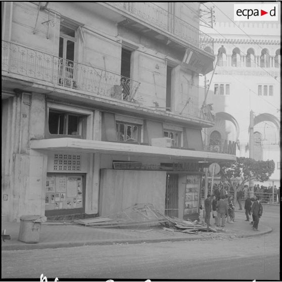 Alger. Attentat au plastic au journal d'Alger par l'OAS (Organisation armée secrète).