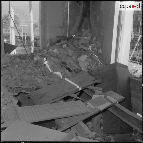 Alger. Attentat au plastic au journal d'Alger par l'OAS (Organisation armée secrète).