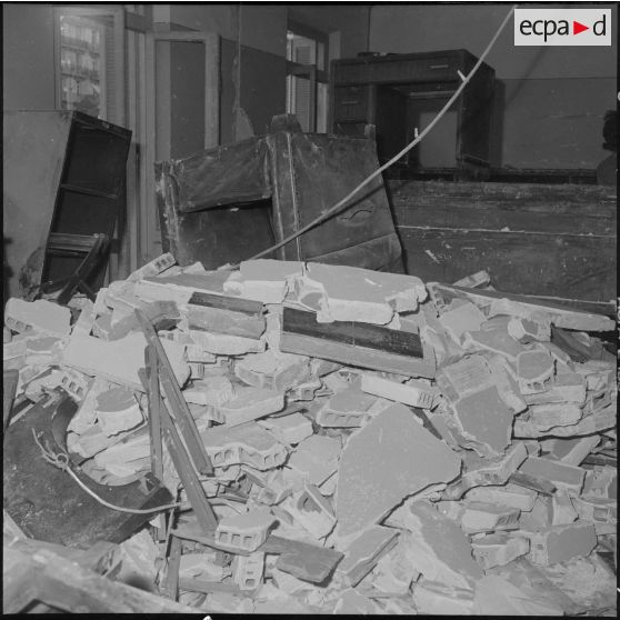 Alger. Attentat au plastic au journal d'Alger par l'OAS (Organisation armée secrète).