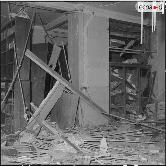 Alger. Attentat au plastic au journal d'Alger par l'OAS (Organisation armée secrète).