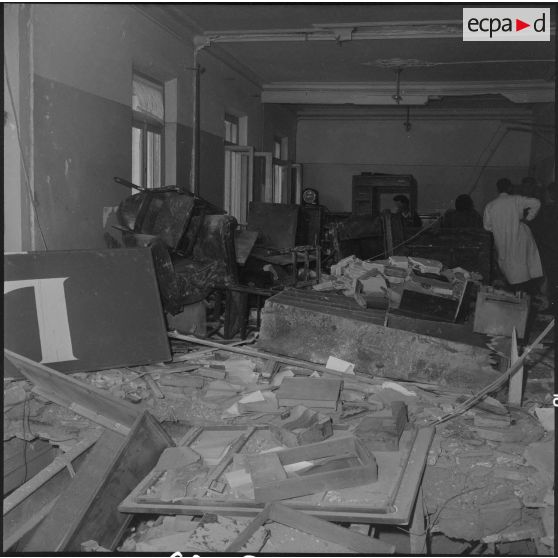 Alger. Attentat au plastic au journal d'Alger par l'OAS (Organisation armée secrète).