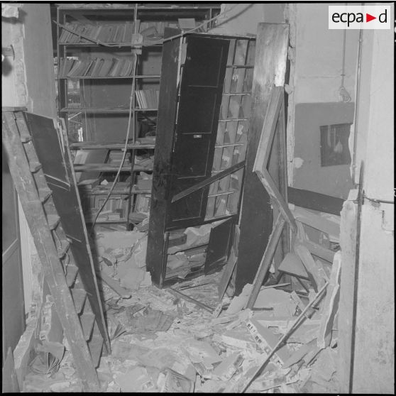 Alger. Attentat au plastic au journal d'Alger par l'OAS (Organisation armée secrète).