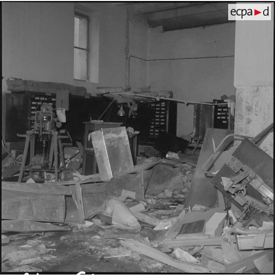 Alger. Attentat au plastic à la nouvelle mairie par l'OAS (Organisation armée secrète) le 19 avril 1962.
