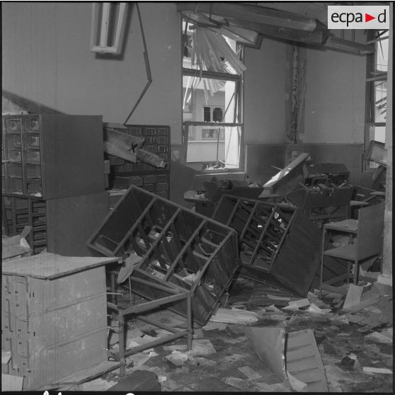 Alger. Attentat au plastic à la nouvelle mairie par l'OAS (Organisation armée secrète) le 19 avril 1962.
