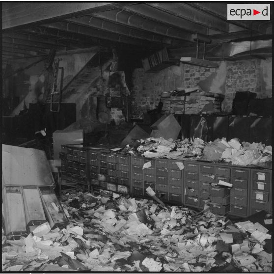 Alger. Attentat au plastic à la nouvelle mairie par l'OAS (Organisation armée secrète) le 19 avril 1962.