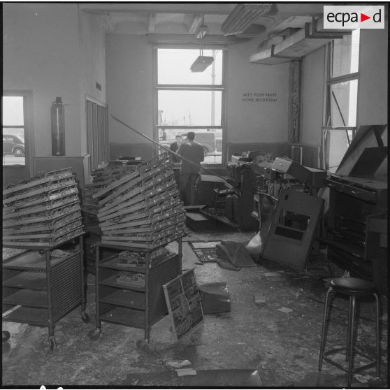 Alger. Attentat au plastic à la nouvelle mairie par l'OAS (Organisation armée secrète) le 19 avril 1962.