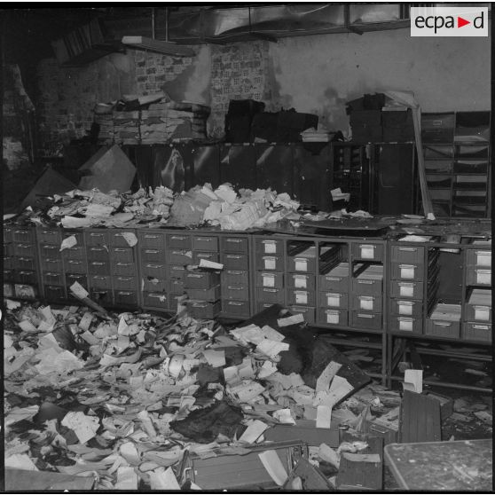 Alger. Attentat au plastic à la nouvelle mairie par l'OAS (Organisation armée secrète) le 19 avril 1962.