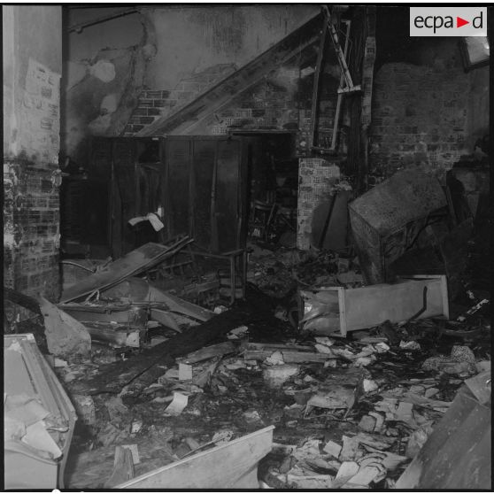 Alger. Attentat au plastic à la nouvelle mairie par l'OAS (Organisation armée secrète) le 19 avril 1962.
