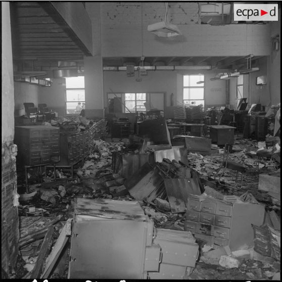 Alger. Attentat au plastic à la nouvelle mairie par l'OAS (Organisation armée secrète) le 19 avril 1962.
