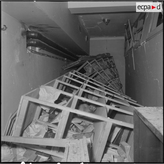 Alger. Attentat au plastic à la nouvelle mairie par l'OAS (Organisation armée secrète) le 19 avril 1962.