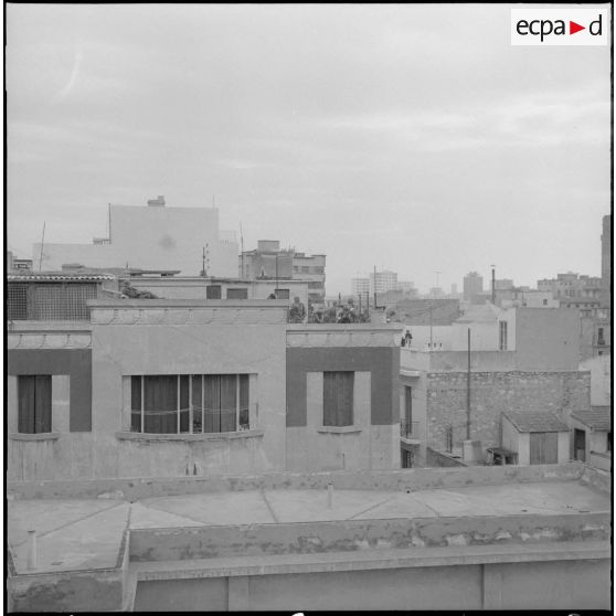 Bouclage du centre d'Oran. Surveillance depuis un toit-terrasse.