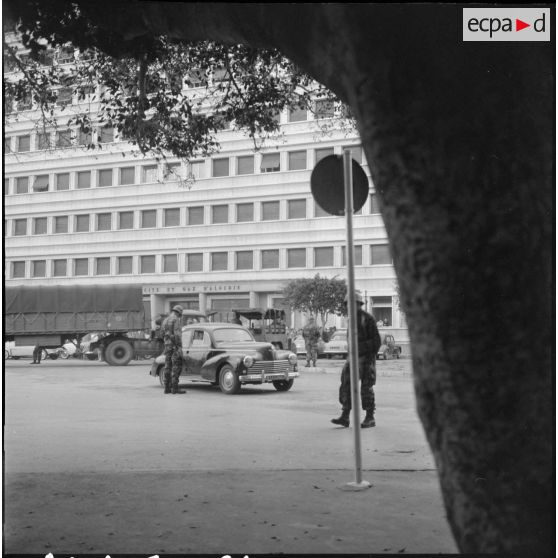 Bouclage du centre d'Oran. Surveillance devant un bâtiment "Electricité et gaz d'Algérie".