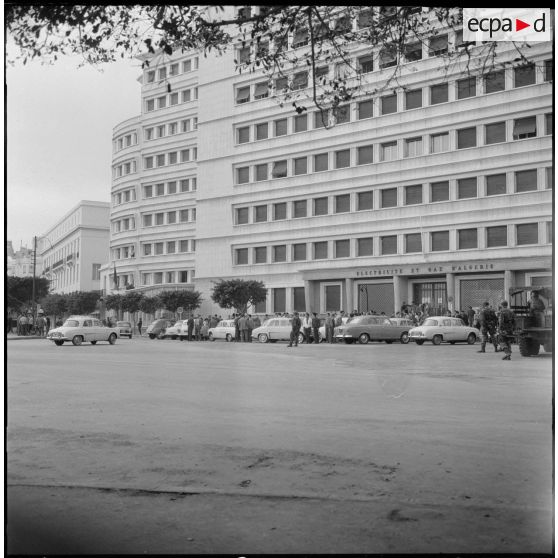 Bouclage du centre d'Oran. Une foule devant un bâtiment "Electricité et gaz d'Algérie".