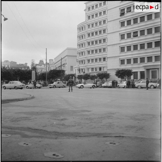Bouclage du centre d'Oran. Une foule devant un bâtiment "Electricité et gaz d'Algérie".
