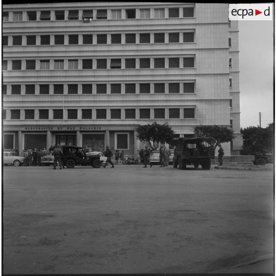 Bouclage du centre d'Oran. Une foule devant un bâtiment "Electricité et gaz d'Algérie".