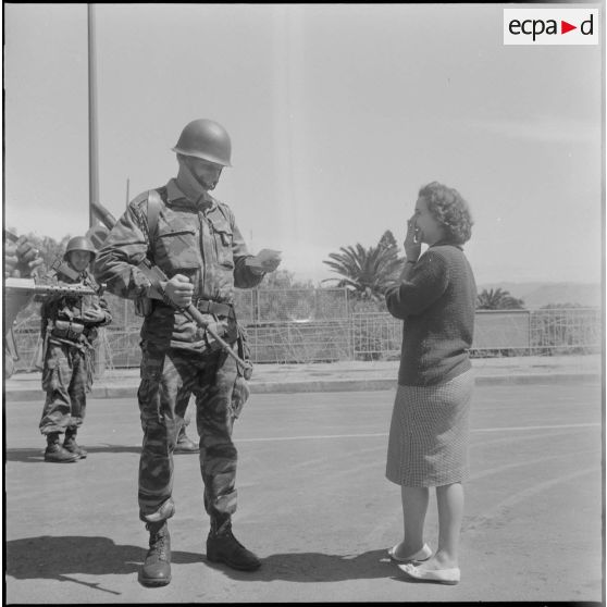 Bouclage du centre d'Oran. Un soldat vérifie les papiers d'une femme.