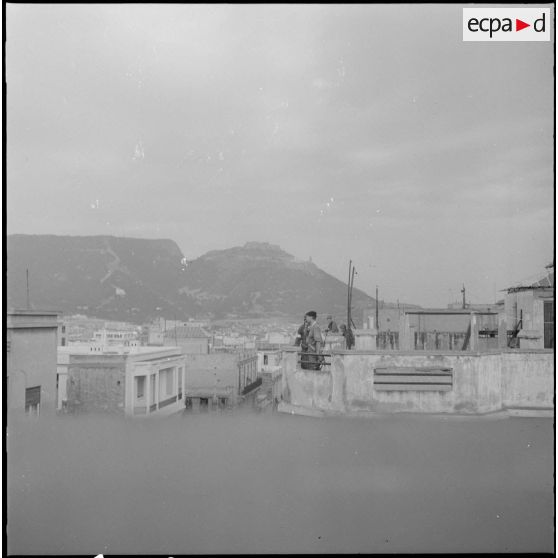 Bouclage du centre d'Oran. Surveillance depuis un toit-terrasse.
