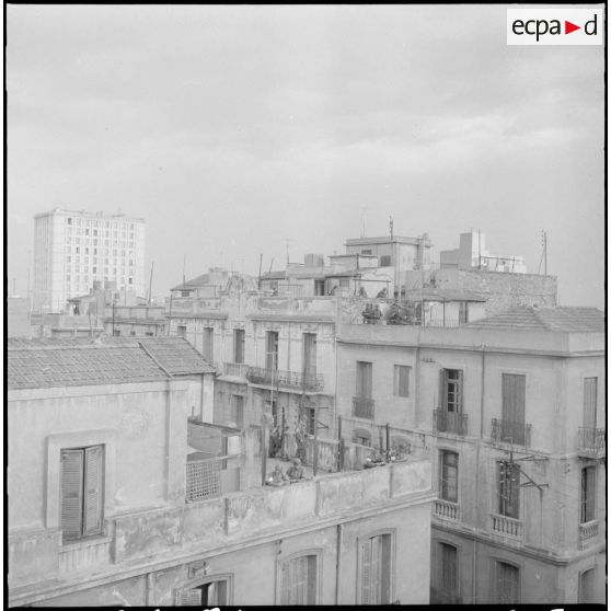 Bouclage du centre d'Oran. Surveillance depuis un toit-terrasse.