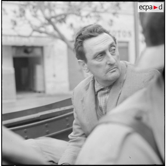 Oran. Arrestation d'un homme par des soldats.