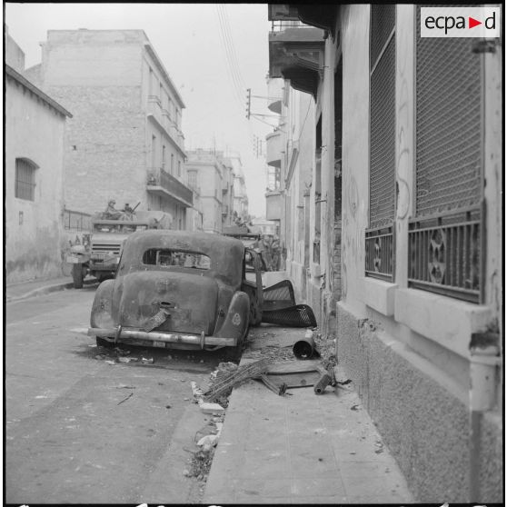 Oran. Attentat dans une habitation. Une voiture dans la rue a été détruite.