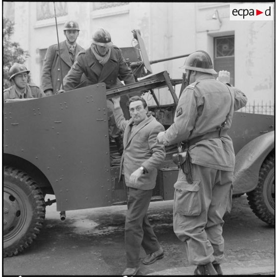 Oran. Arrestation d'un homme par des soldats.