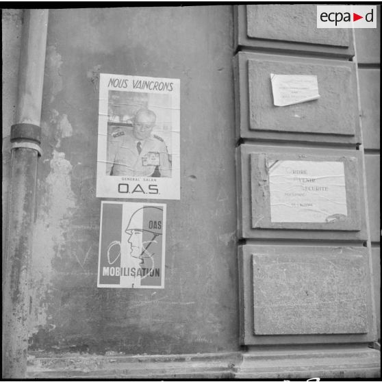 Oran. Affiches de l'Organisation armée secrète (OAS) placardées sur un mur.