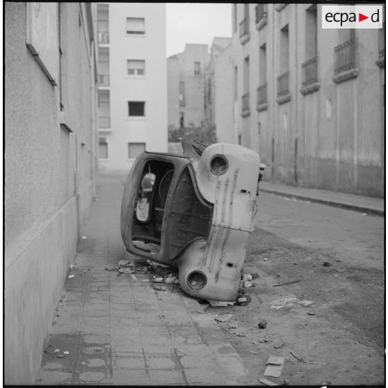 Oran. Une voiture a été brûlée et renversée dans la rue.