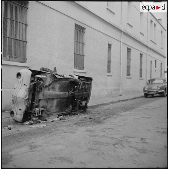 Oran. Une voiture a été brûlée et renversée dans la rue.