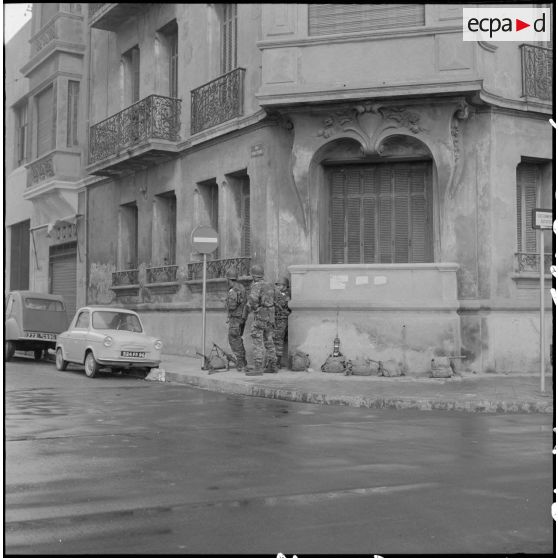 Bouclage d'Oran. Des soldats en poste rue Pierre Couture.