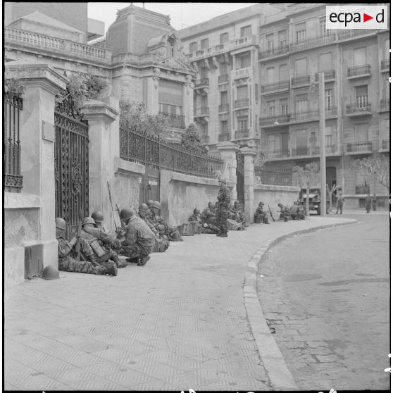 Bouclage d'Oran. Des soldats en poste devant un bâtiment.