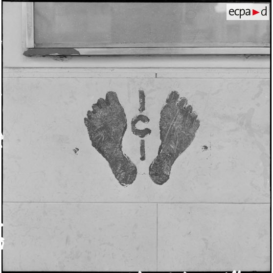 Oran. Un graffiti représentant des pieds noirs.