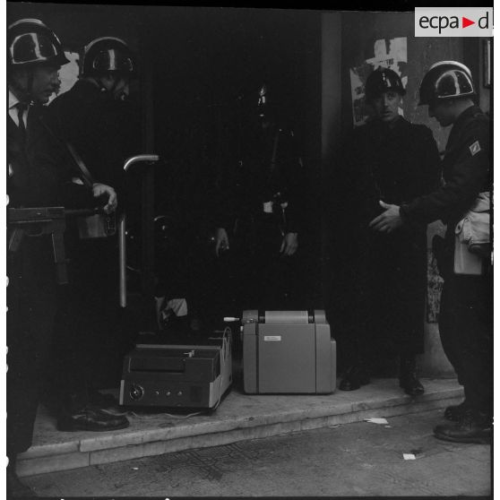 Oran. Des soldats saisissent du matériel pour faire des tracts, dans un local du centre catholique universitaire.