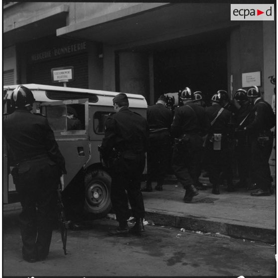 Oran. Fouilles et perquisition dans un local du centre catholique universitaire.