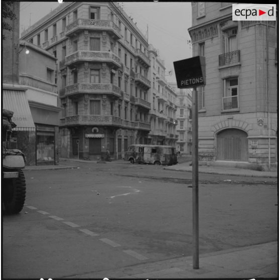 Bouclage d'Oran. Un camion a été brulé dans une rue.