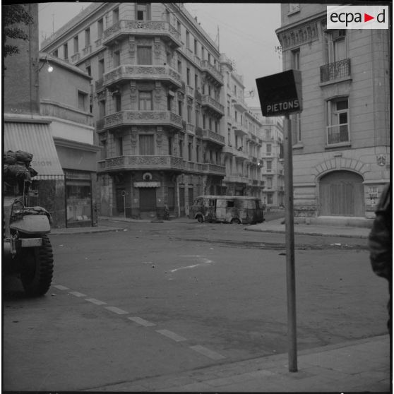 Bouclage d'Oran. Un camion a été brulé dans une rue.