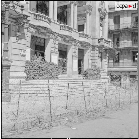 Bouclage du centre d'Oran. Devant le théâtre.