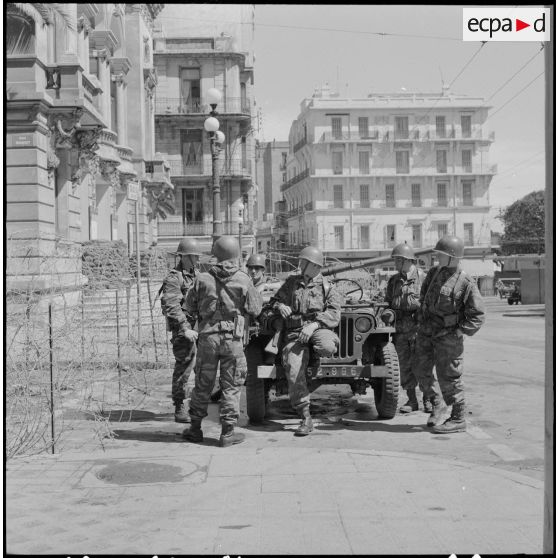 Bouclage du centre d'Oran. Devant le théâtre.