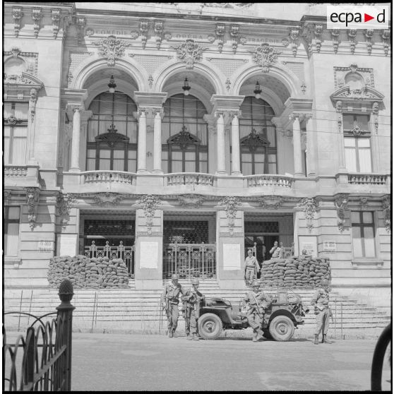 Bouclage du centre d'Oran. Devant le théâtre.