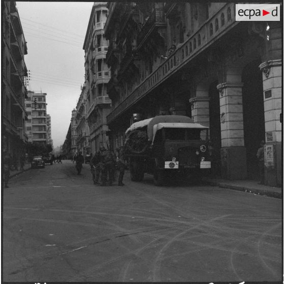 Bouclage du centre d'Oran. Des soldats installent des barbelés.