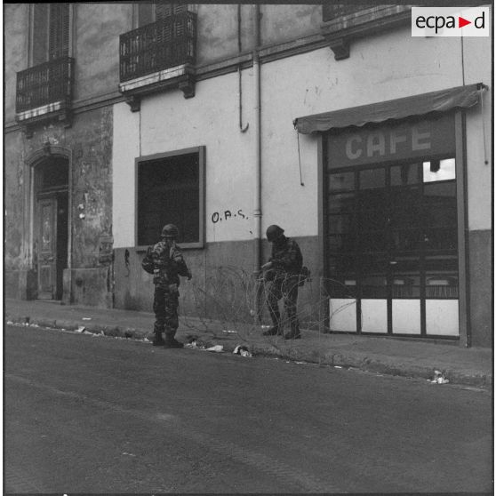 Bouclage du centre d'Oran. Des soldats installent des barbelés.