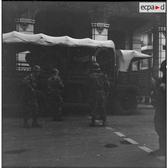 Bouclage du centre d'Oran. Des soldats installent des barbelés.